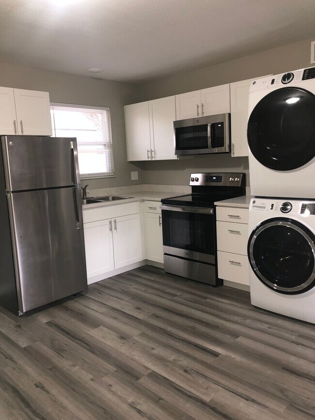 Foto del edificio - Beautifully Renovated Two Bedroom Apartmen...
