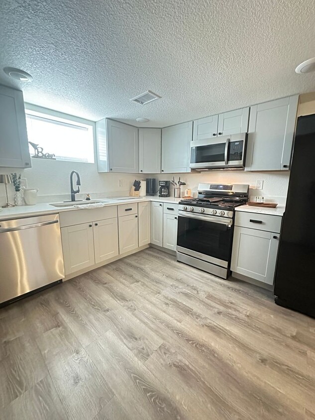 Primary Photo - HOT TUB & Grill Shared backyard 2bedroom 1...