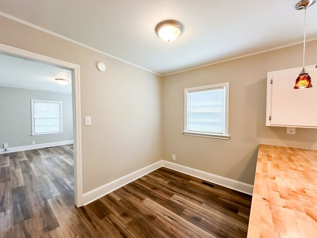 Building Photo - Newly Renovated Cozy Home With Amazing Nat...