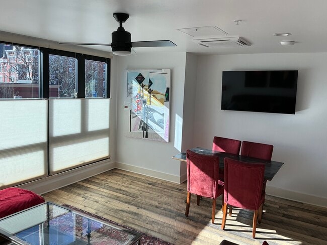 Building Photo - 736 Main Ave