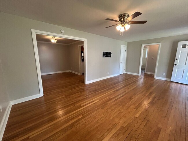 Foto del edificio - Charming Home with 3 Beds, 1.5 Baths, 1 Car Garage, Fully Fenced Privacy Fence & Refinished Hardw...