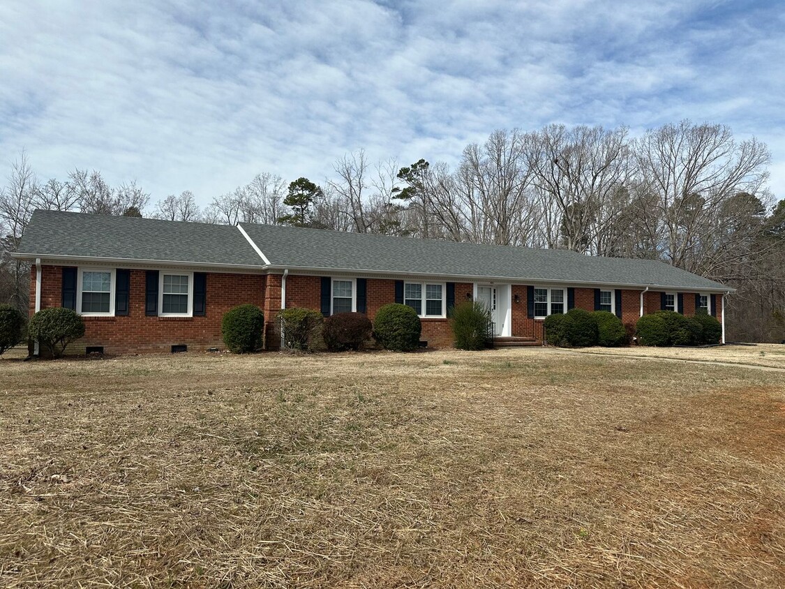 Primary Photo - 4BR 2.5 Brick Ranch on a One Acre Lot