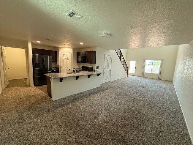 Foto del edificio - $250 M0VE IN SPECIAL. 4 Bedroom w/ Solar i...