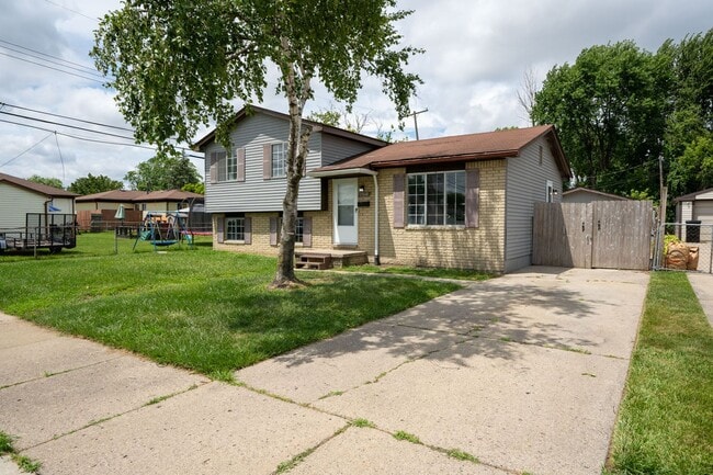 Building Photo - Must see FOUR bedroom Trilevel home