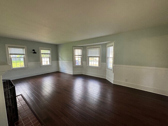 Building Photo - 129 Laurel Rd