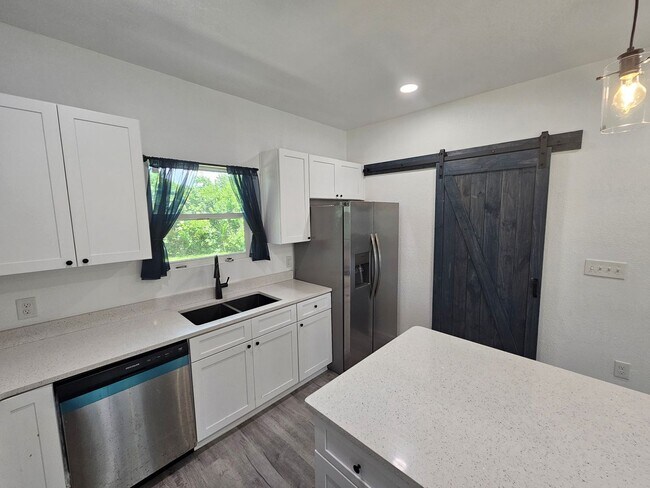 Building Photo - Modern Home, Centrally Located to St. Andrew's, Lynn Haven & PCB!  *SPECIAL: 1/2 OFF 1st Month's ...