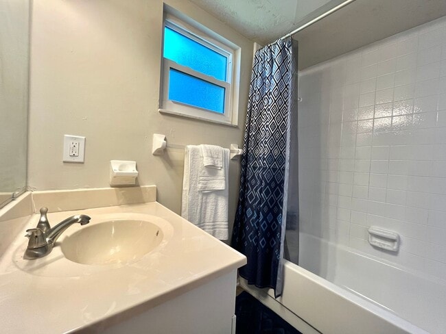 Building Photo - Raven at Bay Pines