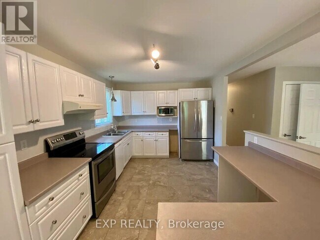 Building Photo - 92 Leaside Dr