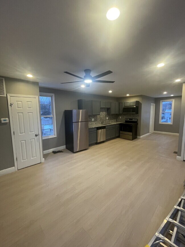 Photo - 3 Bedroom Fresh Renovation in Leetsdale! Apartment