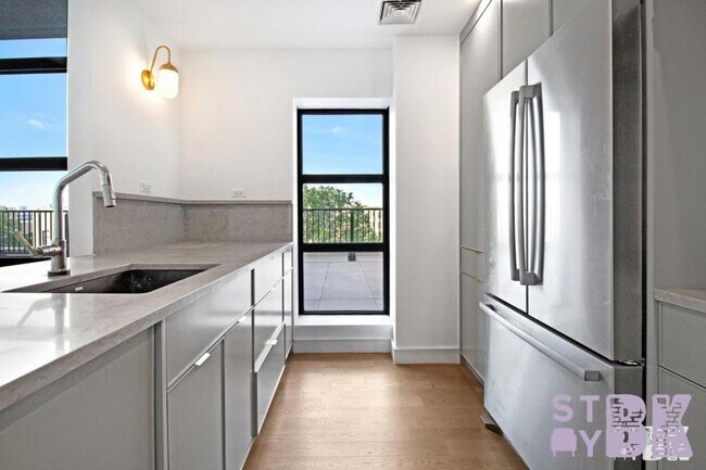 Foto del edificio - 3 bedroom in Brooklyn NY 11232