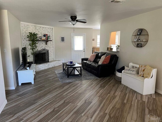 Foto del edificio - 4207 Cherry Laurel Dr