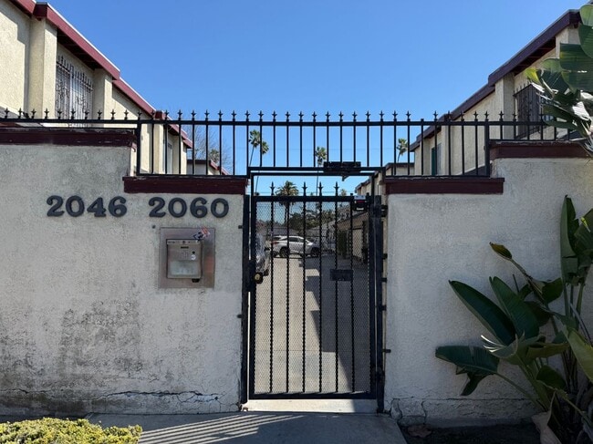 Building Photo - 2052 Lewis Ave