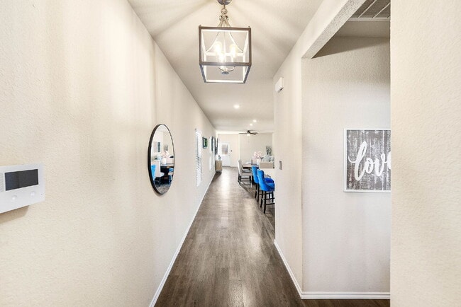 Foto del edificio - Come Home to Comfort, Calm, and a Space That Fits Your Life