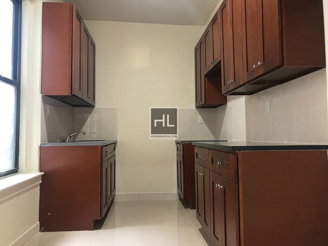 Building Photo - Beautiful 1.5 Bedroom Apartment