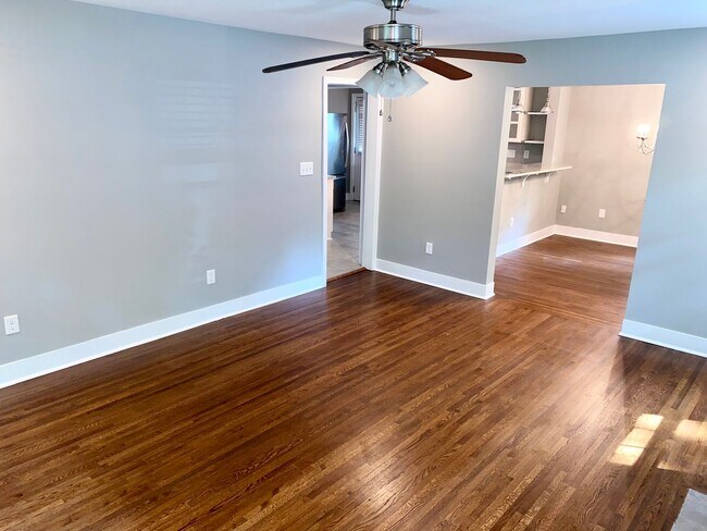 Building Photo - Charming Home Located in Cotswold Neighbor...