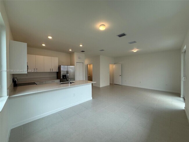 Building Photo - 726 SE 13th Ct