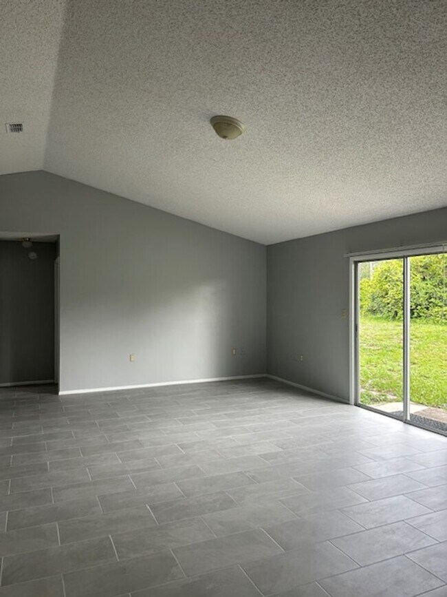 Building Photo - 3 bedroom, 2 bath home