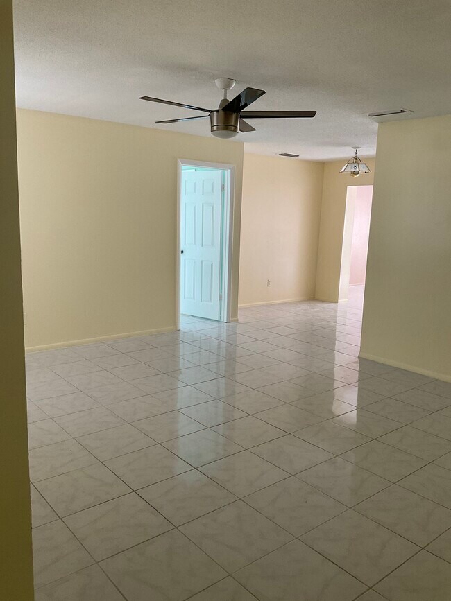 Living room - 470 Diane Cir