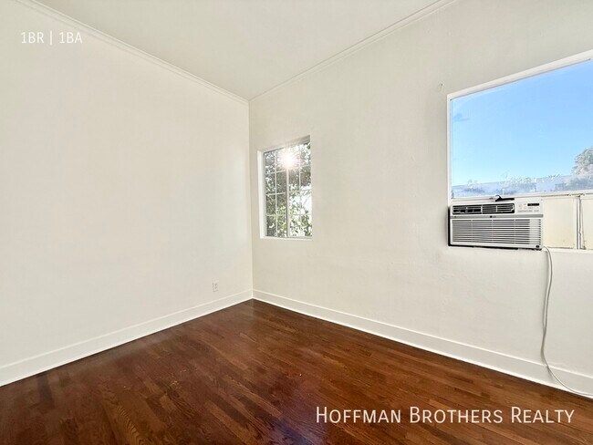 Foto del edificio - 5447 1/2 Harold Way -8