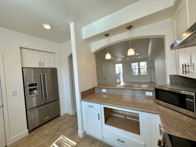 Building Photo - Lovely 2 Bedroom 2.5 Bathroom!