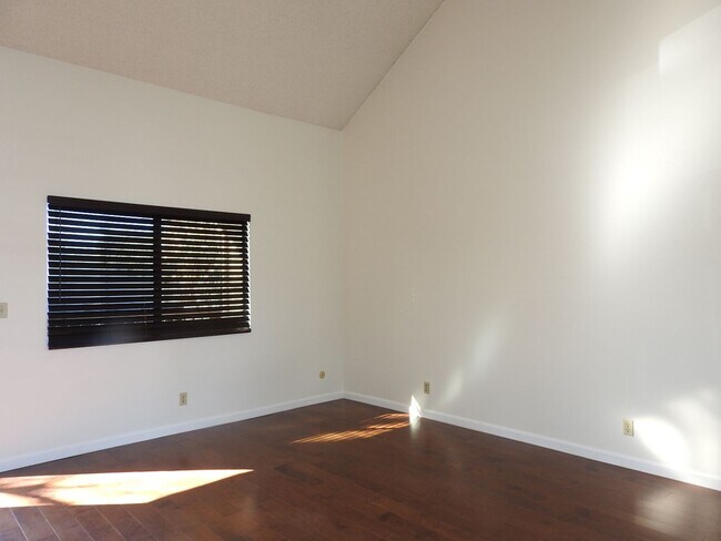 Building Photo - 2108garn