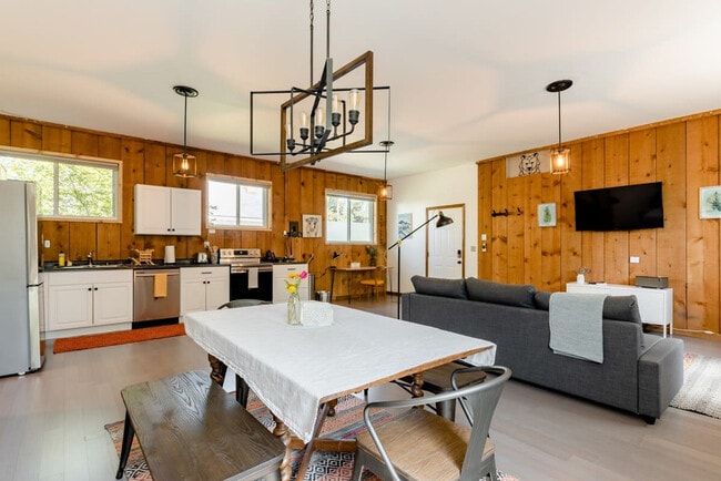 Building Photo - 4403 W Alpine St