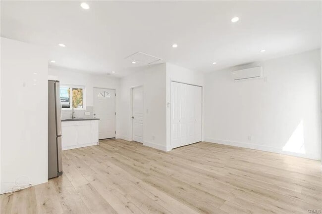 Spacious and bright living space with in-unit laundry and dryer - 4552 Murietta Ave