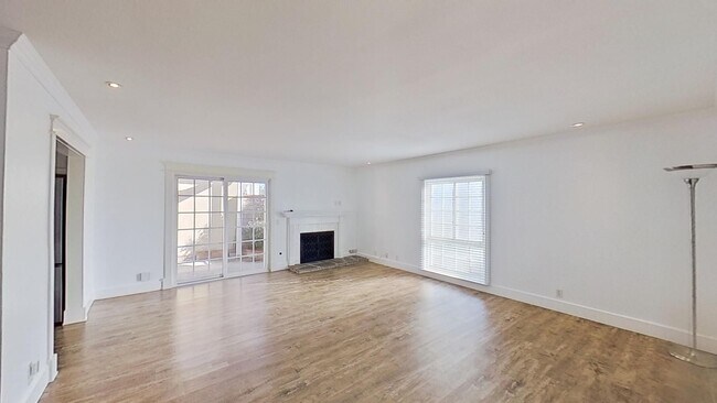 Building Photo - **MOVE-IN SPECIAL!** Charming 4 Bed 2 Bath...