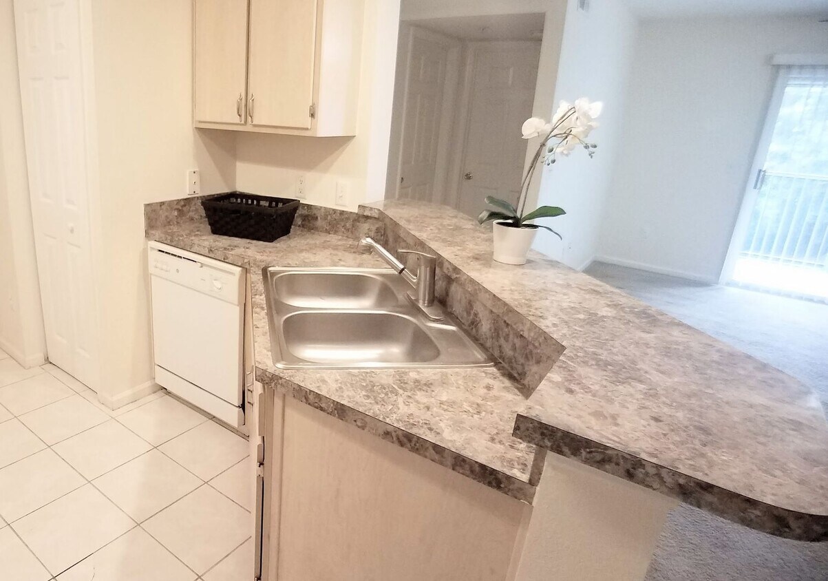 Primary Photo - Beautiful 1/1 Condo x Rent @ The Crest at ...