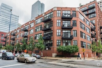 Building Photo - 333 W Hubbard St