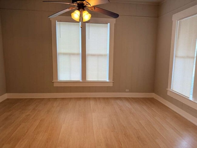 Foto del edificio - 150 Pecan St