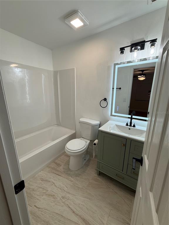 Foto del edificio - 2604 Hidden Lake Dr N