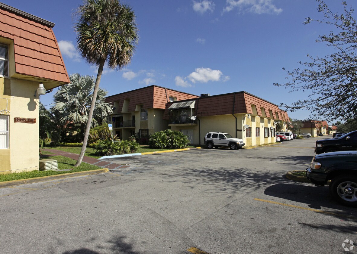 Foto del edificio - Town Lakes Apartments