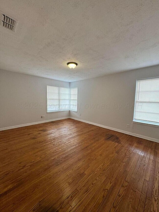 Foto del edificio - LARGE 2bedroom 1bathroom with 1 car garage...