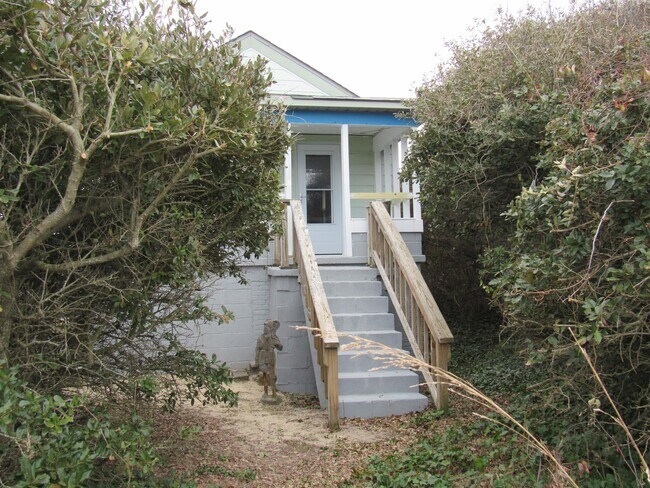 Building Photo - 3521 Bayside Ave
