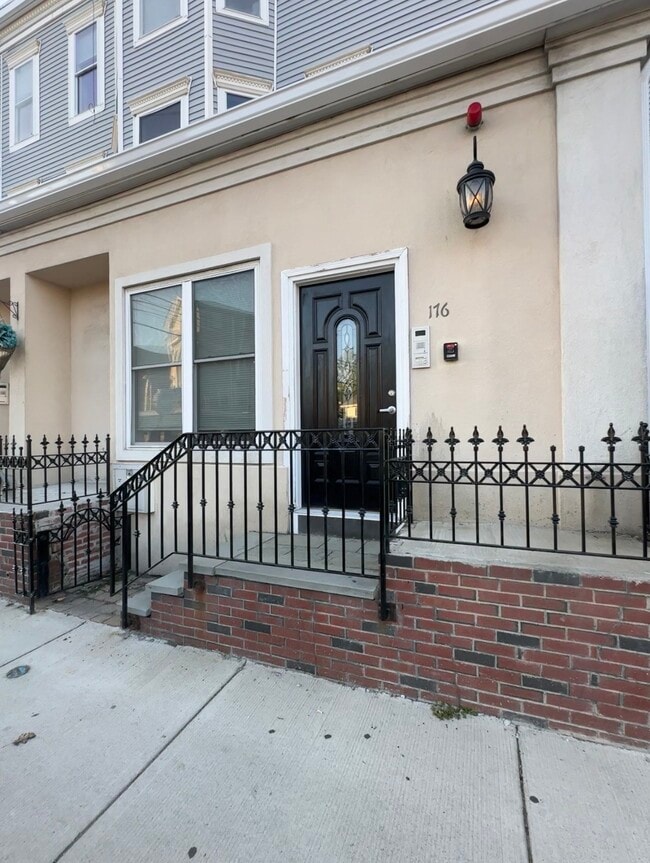 Building Photo - 176 Elm St