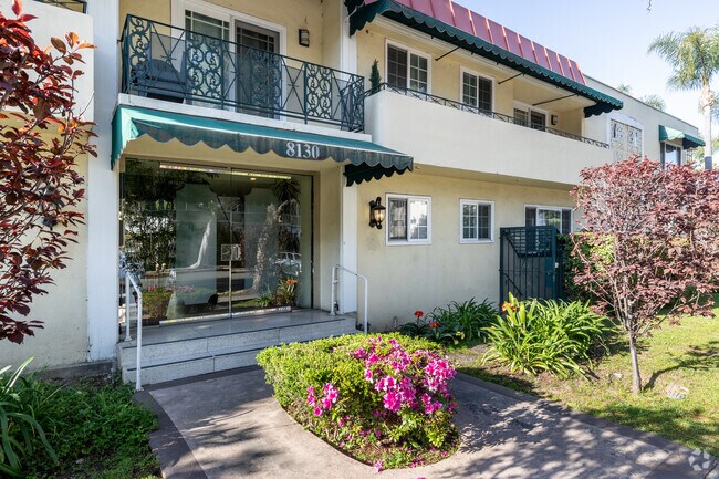 Entrada del edificio - 8130 Norton Avenue Apartments