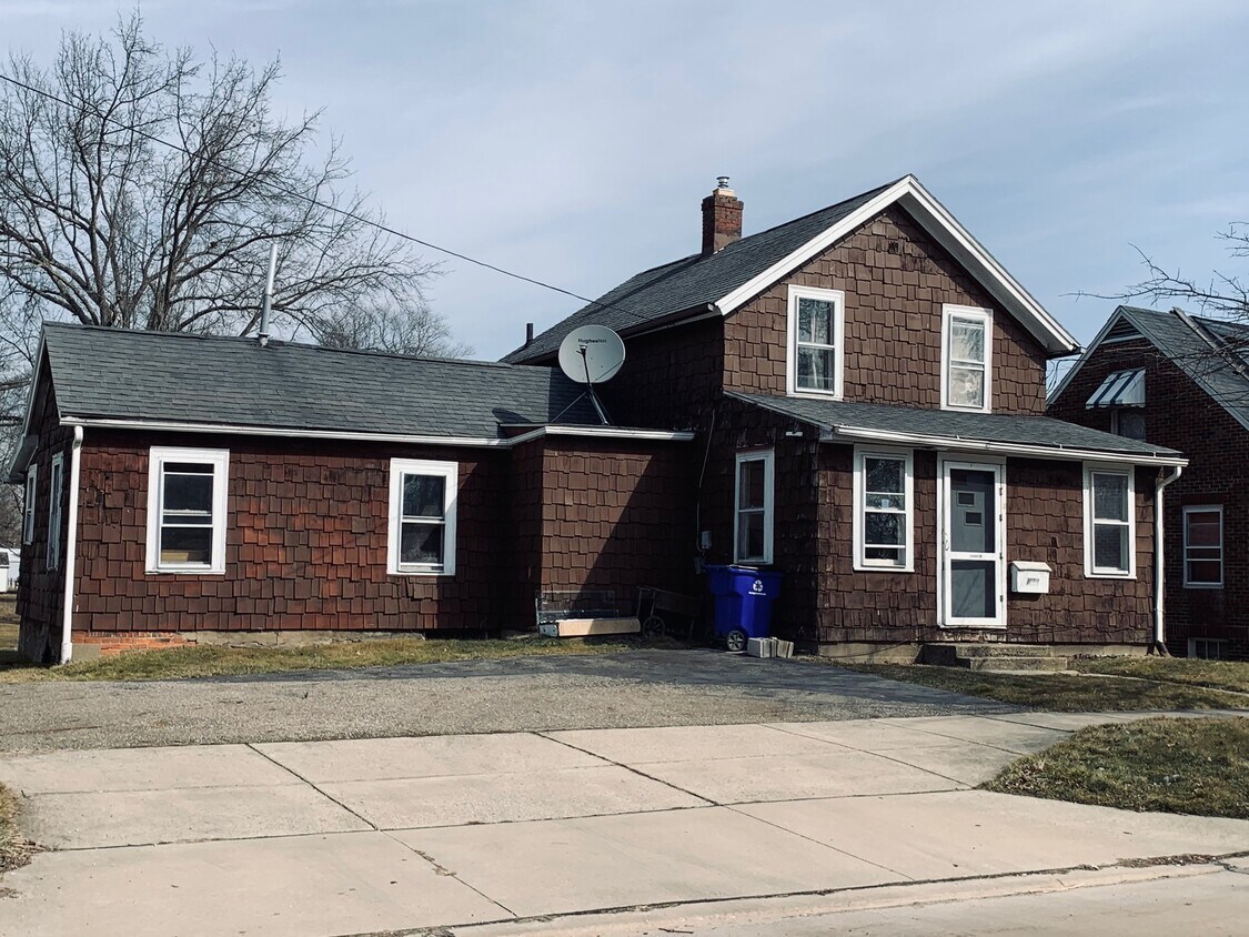 Primary Photo - 844 W Highland Ave