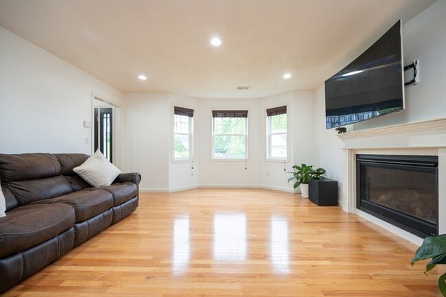 Building Photo - 7 Willow Brook Ln