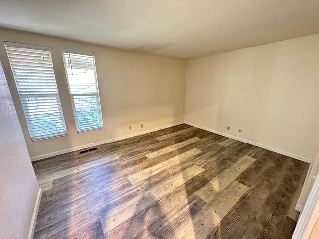 Building Photo - 2 Bed 1.5 Bath Condo In Concord, Roundtree...