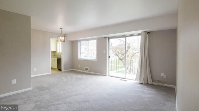 Foto del edificio - Spacious and sunny 1 bed/1 bath balcony co...