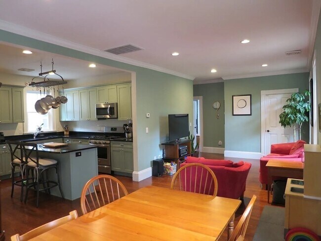 Building Photo - 19 Anson St