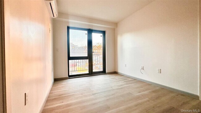 Foto del edificio - 70-65 Queens Blvd