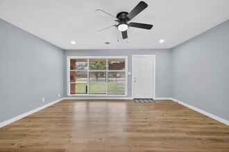 Building Photo - 627 Edgebrook Dr