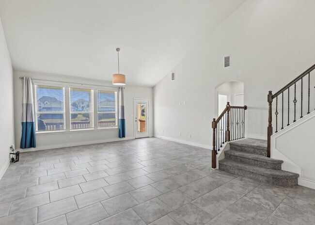 Foto del edificio - Spacious 4 Bedroom, 3.5 Bath Home with Gre...