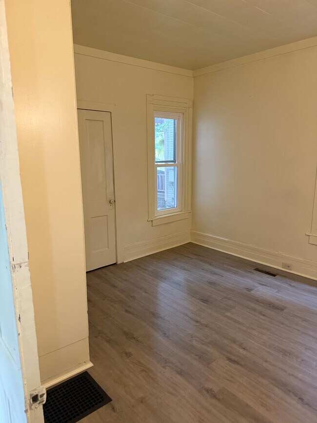 Building Photo - 102 S Balch St