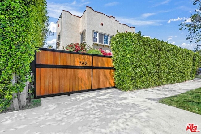 Photo - 743 N Las Palmas Ave Townhome