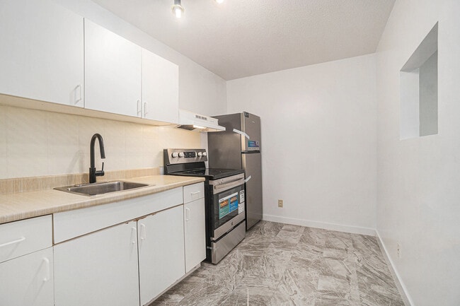 Photo du bâtiment - 185 Mcarthur Av