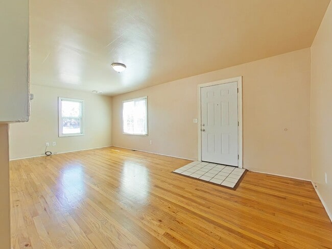 Building Photo - 3 Bedroom House ~ Close to Campus ~ Pet Fr...