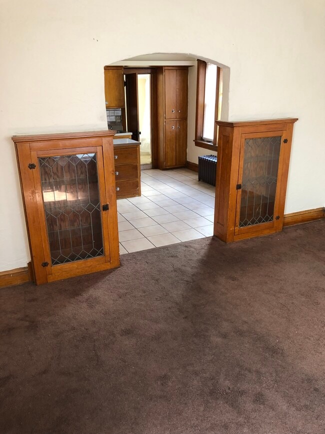 Vitrinas empotradas de madera noble de estilo antiguo. - 2346 122nd St